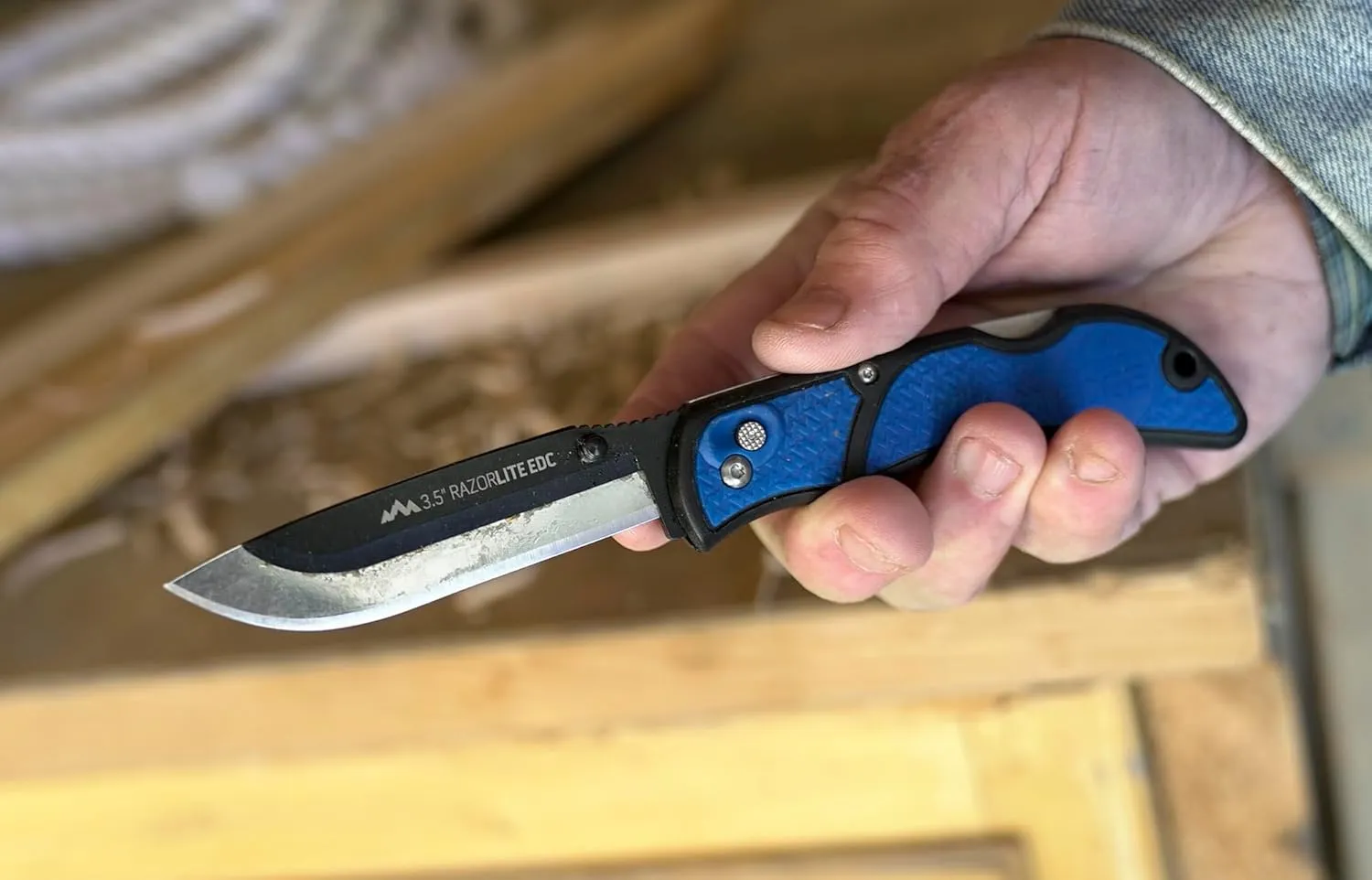 OUTDOOR EDGE 3.5" RazorLite EDC Knife. Pocket Knife with Replaceable Blades and Clip. Perfect For Hunting & Skinning Deer. Blue with 6 Blades
